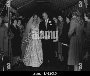 Il Villaggio si rivelò per il matrimonio di Lady Mary: Tutti gli abitanti del villaggio di Kirtling, vicino a New Market si riunirono fuori dalla chiesa parrocchiale di Ognissanti oggi per augurare buona fortuna e felicità a Lady Mary Cambridge, cugina del re ed ex damigella d'onore della principessa Elisabetta, quando era sposata con Mr Peter Whitley, figlio di 27 anni di Sir Norman Whitley, che ha incontrato quest'estate mentre navigava in barca. Spettacoli fotografici : la sposa e lo sposo osservati dagli abitanti del villaggio. 9 novembre 1950. Foto Stock