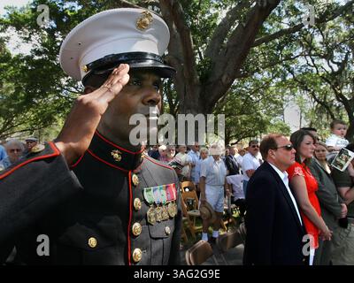 26 maggio 2008 - Seminole, Florida, Stati Uniti - DAVIDE MACON, RET. Corpo dei Marines DEGLI STATI UNITI. Gunnery Sgt. E aiuto al deputato statunitense C.W. Bill Young, saluta la bandiera degli Stati Uniti durante le cerimonie del Memorial Day al Bay Pines va Cemetery (immagine di credito: St Petersburg Times/ZUMAPRESS.com) Foto Stock