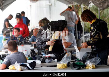 29 giu. 2008 - largo, Florida, USA - Paintball Players, da sinistra, IAN CAVITT, 14, di San Pietroburgo, WOLFGANG SHERMAN, 16 anni, di San Pietroburgo, e MATTHEW MOSTROM, 15 anni, di San Pietroburgo, carica le pistole da paintball domenica mentre giochi allo sport PSI Extreme Sports di largo. Il paintball è uno sport in cui i giocatori eliminano gli avversari dal gioco colpendoli con paintball riempiti di vernice, rompibili e gelatinici, di solito sparati da una pistola ad anidride carbonica o ad aria compressa. Le partite possono essere giocate sia all'interno che all'esterno e coinvolgono due squadre avversarie che cercano di eliminare tutte le altre squadre Foto Stock