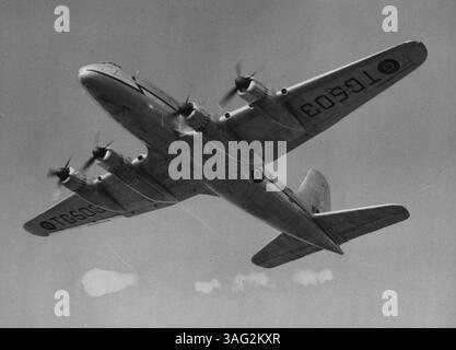 Il più grande e veloce aereo da trasporto militare della Gran Bretagna parte per un volo di prova di 26.000-miglia -- il 'Hastings' decollando da Radlett per il volo di 26.000-miglia - alimentato dai suoi quattro motori Bristol 1.775h.p. 'Hercules'. L'ultimo velivolo militare britannico, l'Handley-Pagen "Hastings" decollò dall'aeroporto di Radlett per un volo combinato di prova tropicale e operativo verso l'Australia e la nuova Zelanda. L'Hastings ha una velocità di 355 M.P.H. e ospita cinquanta soldati completamente equipaggiati, o pistole e camion del peso totale di sette tonnellate e mezzo, e può essere utilizzato anche come caccia o ambulanza. 10 marzo, Foto Stock