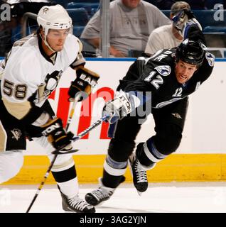 SP 292882 SHAD LIGHTNING 01 (09/22/2008 TAMPA) Tampa Bay Lightning Ryan Malone (12) lavora per combattere per il puck contro i Pittsburgh Penguins Kris Letang (Credit Image: St Petersburg Times/ZUMAPRESS.com) Foto Stock