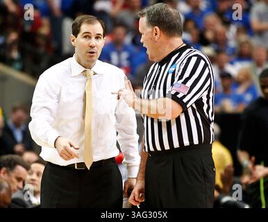 25 marzo 2012 - Atlanta, GA, USA - l'allenatore dei Baylor Bears Scott Drew ha parlato con i funzionari durante la partita del torneo di basket maschile NCAA contro i Kentucky Wildcats al Georgia Dome di Atlanta, Georgia, domenica 25 marzo 2012. (Immagine di credito: © Mark Cornelison/Lexington Herald-leader/MCT/ZUMAPRESS.com) Foto Stock