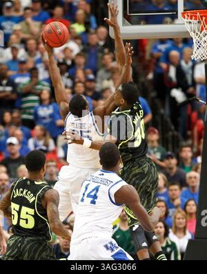 25 marzo 2012 - Atlanta, GA, USA - la guardia dei Kentucky Wildcats Marquis Teague (25) ha portato la palla al basket contro l'attaccante dei Baylor Bears Quincy Miller (30) durante il torneo maschile di basket NCAA al Georgia Dome di Atlanta, Georgia, domenica 25 marzo 2012. (Immagine di credito: © Mark Cornelison/Lexington Herald-leader/MCT/ZUMAPRESS.com) Foto Stock
