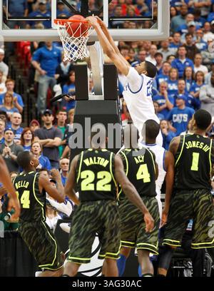 25 marzo 2012 - Atlanta, GA, USA - l'attaccante dei Kentucky Wildcats Anthony Davis (23) si è imbattuto per la difesa dei Baylor Bears durante il torneo maschile NCAA di basket al Georgia Dome di Atlanta, Georgia, domenica 25 marzo 2012. (Immagine di credito: © Mark Cornelison/Lexington Herald-leader/MCT/ZUMAPRESS.com) Foto Stock