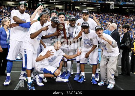 25 marzo 2012 - Atlanta, GA, USA - i Kentucky Wildcats festeggiano al termine della partita contro i Baylor Bears durante il torneo maschile NCAA di basket al Georgia Dome di Atlanta, Georgia, domenica 25 marzo 2012. Kentucky ha vinto, 82-70. (Immagine di credito: © Mark Cornelison/Lexington Herald-leader/MCT/ZUMAPRESS.com) Foto Stock