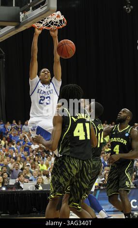 25 marzo 2012 - Atlanta, GA, USA - l'attaccante dei Kentucky Wildcats Anthony Davis (23) ha perso contro i Baylor Bears durante l'azione del primo tempo nel torneo maschile NCAA di basket al Georgia Dome di Atlanta, Georgia, domenica 25 marzo 2012. (Immagine di credito: © Charles Bertram/Lexington Herald-leader/MCT/ZUMAPRESS.com) Foto Stock