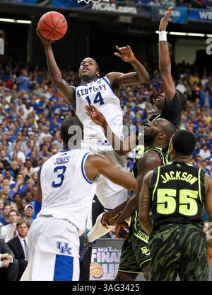 25 marzo 2012 - Atlanta, GA, USA - l'attaccante dei Kentucky Wildcats Michael Kidd-Gilchrist (14) mette in palio due dei suoi 19 punti contro i Baylor Bears Baylor durante il torneo di basket maschile NCAA al Georgia Dome di Atlanta, Georgia, domenica 25 marzo 2012. Kentucky ha vinto, 82-70. (Immagine di credito: © Mark Cornelison/Lexington Herald-leader/MCT/ZUMAPRESS.com) Foto Stock