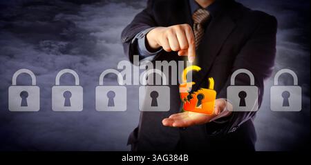 Blue chip cyber Security Manager sta segnalando un lucchetto virtuale rotto in una linea di lucchetti altrimenti intatti. Concetto di tecnologia dell'informazione per da Foto Stock