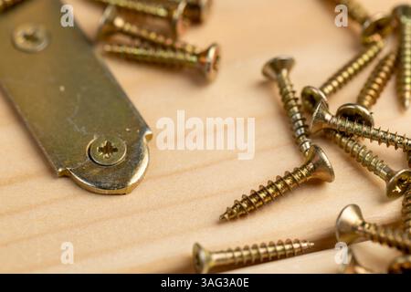 angolo giallo con fori per il collegamento di parti in legno con viti, prodotti da costruzione in metallo Foto Stock