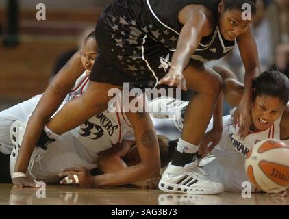Camille Little, delle San Antonio Silver Stars perde il pallone contro i Sacramento Monarchs Chelsea Newton, a destra, e Yolanda Griffith, a sinistra, nel secondo tempo dei Monarchi 81 a 74 mercoledì 15 agosto 2007 all'Arco Arena. Una dura difesa da parte dei Monarchs li ha rimessi in gioco dopo che sono stati sconfitti di ben sette punti alla metà. (Immagine di credito: Sacramento Bee/ZUMAPRESS.com) Foto Stock