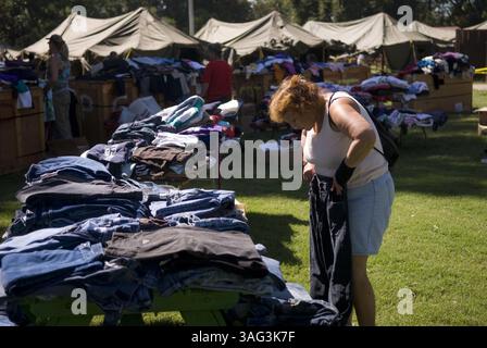 LEDE: Jeren Rahn, veterano della Marina, si veste di nuovi vestiti, durante l'evento "Stand Down" oggi e durante tutto il fine settimana, per fornire ai veterinari bisognosi cibo, riparo, abbigliamento, salute e proiezioni, venerdì, 18 settembre 2009..la legislazione sulla scrivania del governatore dichiarava ogni 30 marzo come "Welcome Home Vietnam Veterans Day". Quasi quattro decenni dopo la fine della guerra, i sostenitori dell'AB 717 affermano che è importante dire finalmente e inequivocabilmente ai veterinari del Vietnam che sono importanti e che la società se ne frega. La scuola sarebbe incoraggiata a condurre "esercizi commemorativi adeguati". Sono gli stessi simboli Foto Stock