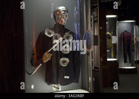 Maschera facciale, effetti speciali mano, ed effetti speciali uniforme della polizia indossata da Robert Patrick come T-1000 nel film Terminator 2: Il giorno del giudizio (Credit Image: Sacramento Bee/ZUMAPRESS.com) Foto Stock