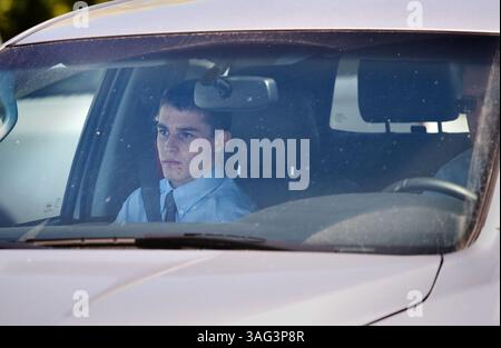 18 agosto 2010 - Sacramento, California, USA - Samuel Edward Quinlan 16, accusato di aver gettato rocce dalla superstrada, lascia il tribunale della contea di Placer su cauzione. I giocatori di football dei Colfax accusati di lanciare rocce da un cavalcavia sull'autostrada e di aver gravemente ferito un automobilista sono trattenuti su cauzione di 50.000 a Auburn. I loro avvocati hanno chiesto un'udienza per la riduzione della cauzione, mercoledì, alle 13:00 presso il tribunale superiore della contea di Placer (immagine di credito: Sacramento Bee/ZUMAPRESS.com) Foto Stock