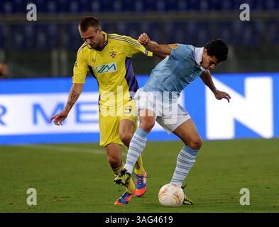 26 settembre 2012 - Roma, Italia - HERNANES contrapposte da ZELJKO FILIPOVIC. SS Lazio vs NK Maribor gara del campionato di calcio Europa League disputata all'Olimpico di Roma. (Immagine di credito: © Gilberto Carbonari/ZUMAPRESS.com) Foto Stock