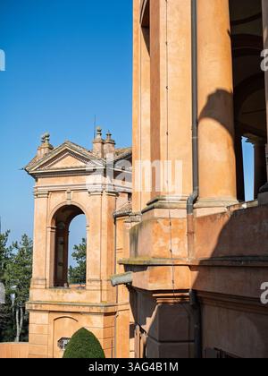 Dettagli architettonici e Portico storico del Santuario della Madonna di San Luca a Bologna - Italia. Foto Stock