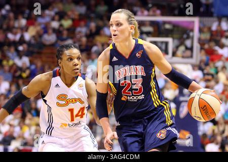 6 ottobre 2012 - Uncasville, Connecticut, Stati Uniti - 5 ottobre 2012; Uncasville, Connecticut, Stati Uniti; la guardia-attaccante dell'Indiana Fever Katie Douglas (23) è difesa dalla guardia del Connecticut Sun Tan White (14) durante la finale della WNBA tra i Connecticut Sun e gli Indiana Fever alla Mohegan Sun Arena. Il Connecticut sconfisse l'Indiana 76-64. Anthony Nesmith/CSM(immagine di credito: © Anthony Nesmith/Cal Sport Media/ZUMAPRESS.com) Foto Stock