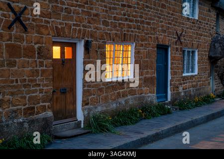 Cottage al crepuscolo. Cropredy, Oxfordshire, Inghilterra Foto Stock
