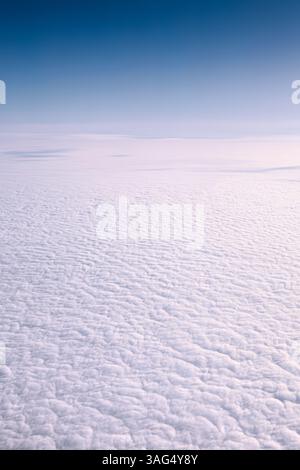 Un'atmosfera serena e tranquilla che cattura le infinite nuvole bianche e soffici che si muovono sotto un cielo azzurro Foto Stock