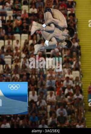 30 luglio 2012 - Londra, GBR - Yuan Cao e Yanquan Zhang della Cina eseguono un somersault inverso di 3 1/2 durante il quarto round della finale della piattaforma sincronizzata 10m maschile presso l'Aquatics Centre di Olympic Park durante i Giochi Olimpici estivi di Londra 2012, in Inghilterra, lunedì 30 luglio 2012. Cao e Zhang hanno vinto la medaglia d'oro. (Immagine di credito: © Chuck Myers/MCT/MCT/ZUMAPRESS.com) Foto Stock
