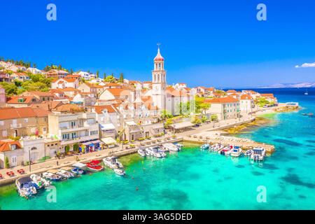 Vista aerea di Sutivan Riva durante l'estate sull'isola di Brac, Croazia Foto Stock