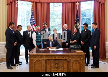 30 luglio 2012 - Washington, Distretto di Columbia, Stati Uniti - il presidente BARACK OBAMA firma H.R. 205, HEART Act del 2012, nell'Ufficio ovale. Dietro il presidente, da sinistra, ci sono: BRYAN NEWLAND, Senior Policy Advisor presso il Dipartimento degli interni; Governatore RANDALL VICENTE, Pueblo di Acoma nel nuovo Messico; DAVID HAYES, Vice Segretario del Dipartimento degli interni; JEFFERSON KEEL, Presidente del Congresso Nazionale degli Indiani d'America; Rep. MARTIN HEINRICH, D-N.M.; Sen. DANIEL AKAKA, D-Hawaii; Segretario degli interni KEN SALAZAR; CHERYL CAUSLEY, presidente della National American Indian Foto Stock