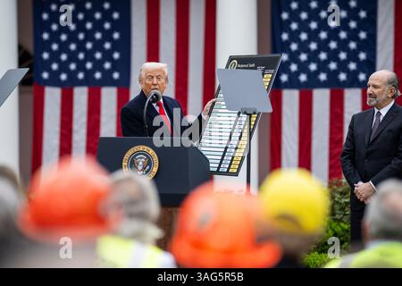 WASHINGTON DC, USA - 2 aprile 2025 - il presidente degli Stati Uniti Donald Trump firma un ordine esecutivo sui piani tariffari dell'amministrazione per un "Make America Wealth" Foto Stock
