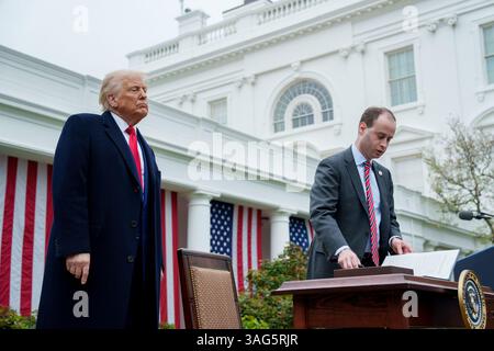 WASHINGTON DC, USA - 2 aprile 2025 - il presidente degli Stati Uniti Donald Trump firma un ordine esecutivo sui piani tariffari dell'amministrazione per un "Make America Wealth" Foto Stock