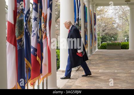 WASHINGTON DC, USA - 2 aprile 2025 - il presidente degli Stati Uniti Donald Trump firma un ordine esecutivo sui piani tariffari dell'amministrazione per un "Make America Wealth" Foto Stock