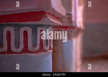 Moschea abbandonata all'interno della Kasbah di Glaoui, fortezza storica in rovina costruita con argilla di terra nel villaggio di Tamdaght vicino ad Ait Ben Haddou, Ouarzazate, Marocco Foto Stock