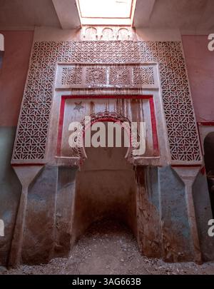 Moschea abbandonata all'interno della Kasbah di Glaoui, fortezza storica in rovina costruita con argilla di terra nel villaggio di Tamdaght vicino ad Ait Ben Haddou, Ouarzazate, Marocco Foto Stock