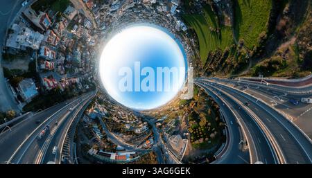Veduta aerea di limassol, cipro, che si aggira intorno a un cielo azzurro luminoso in un piccolo e creativo panorama del pianeta, che mostra lo sviluppo urbano e le infrazioni alle autostrade Foto Stock