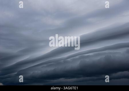 Una vista sorprendente di nuvole di tempesta a strati che formano schemi drammatici nel cielo. Perfetto per temi legati al tempo, sfondi naturali e atmosfera Foto Stock
