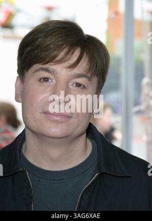 8 novembre 2003; Hollywood, CA, Stati Uniti; l'attore MIKE MYERS alla prima mondiale "Dr. Seuss" The Cat in the Hat" tenutasi agli Universal Studios Cinemas. (Immagine di credito: Glenn Weiner/ZUMAPRESS.com) Foto Stock