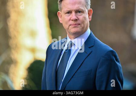 Londra, Regno Unito. 8 aprile 2025. I dirigenti del Comcast visitano 10 Downing Street per incontrare il primo Ministro. È chiaro che questo è in anticipo rispetto a un annuncio importante su un nuovo importante parco a tema nel Regno Unito Michael Cavanagh, presidente di Comcast Credit: Ian Davidson/Alamy Live News Foto Stock