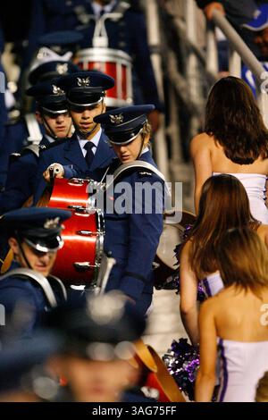 23 ottobre 2010 - Fort Worth, Texas, Stati Uniti d'America - la band dei Falcons dell'Air Force si prepara a esibirsi mentre le cheerleader dei TCU Horned Frogs lasciano il campo durante la partita tra i TCU Horned Frogs e gli Air Force Falcons all'Amon G. Carter Stadium di Fort Worth, Texas. TCU batte Air Force 38-7 (immagine di credito: SGN/ZUMAPRESS.com) Foto Stock