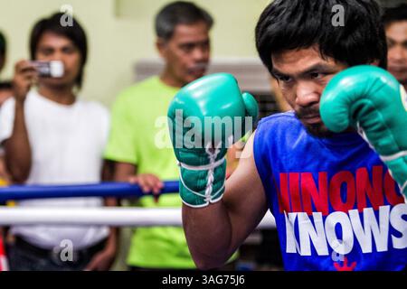 17 aprile 2012 - Manila, Filippine - campione del mondo di pugilato e deputato filippino MANNY 'PACMAN' PACQUIAO inizia la sua formazione in preparazione alla lotta contro il pugile americano Timothy Bradley. La palestra MP Tower dove Pacquaio si sta allenando era la vecchia L&M Gym, dove si è allenato per la prima volta come pugile quando aveva 17 anni. (Immagine di credito: © Ron Soliman/Zuma Press) Foto Stock