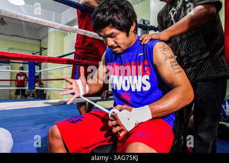 17 aprile 2012 - Manila, Filippine - campione del mondo di pugilato e deputato filippino MANNY 'PACMAN' PACQUIAO inizia la sua formazione in preparazione alla lotta contro il pugile americano Timothy Bradley. La palestra MP Tower dove Pacquaio si sta allenando era la vecchia L&M Gym, dove si è allenato per la prima volta come pugile quando aveva 17 anni. (Immagine di credito: © Ron Soliman/Zuma Press) Foto Stock