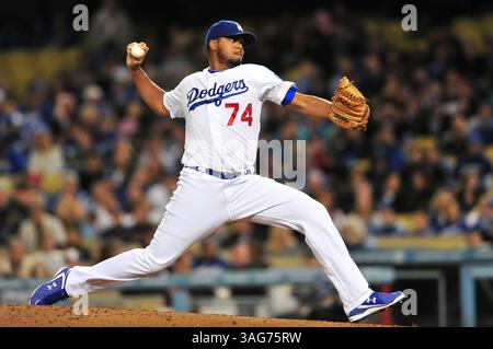 24 aprile 2012 Los Angeles, CALIFORNIA. Il lanciatore dei Los Angeles Dodgers Kenley Jansen n. 74 lanci durante la partita di baseball della Major League tra i Los Angeles Dodgers e gli Atlanta Braves al Dodger Stadium il giorno di apertura dei Dodgers ..gli Atlanta Braves sconfiggono i Los Angeles Dodgers 4-3.Louis Lopez/CSM (Credit Image: © Louis Lopez/Cal Sport Media/ZUMAPRESS.com) Foto Stock