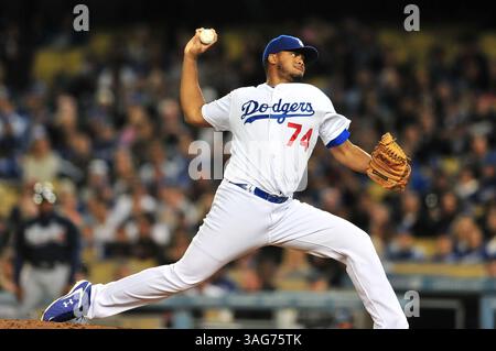 24 aprile 2012 Los Angeles, CALIFORNIA. Il lanciatore dei Los Angeles Dodgers Kenley Jansen n. 74 lanci durante la partita di baseball della Major League tra i Los Angeles Dodgers e gli Atlanta Braves al Dodger Stadium il giorno di apertura dei Dodgers ..gli Atlanta Braves sconfiggono i Los Angeles Dodgers 4-3.Louis Lopez/CSM (Credit Image: © Louis Lopez/Cal Sport Media/ZUMAPRESS.com) Foto Stock
