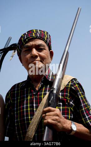 2 marzo 2012 - Aizawl, Mizoram, India - Mizoram, uno stato nel nord-est dell'India, ospita diverse tribù ciascuna con un'identità culturale unica. Questo ritratto mostra la bellezza dei costumi tribali tradizionali. (Immagine di credito: © Jaina Mishra/ZUMAPRESS.com) Foto Stock