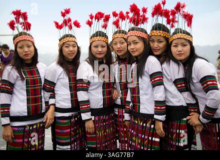 2 marzo 2012 - Aizawl, Mizoram, India - Mizoram, uno stato nel nord-est dell'India, ospita diverse tribù ciascuna con un'identità culturale unica. Questo ritratto mostra la bellezza dei costumi tribali tradizionali. (Immagine di credito: © Jaina Mishra/ZUMAPRESS.com) Foto Stock