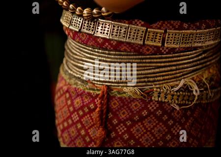 2 marzo 2012 - Aizawl, Mizoram, India - Mizoram, uno stato nel nord-est dell'India, ospita diverse tribù ciascuna con un'identità culturale unica. Questo ritratto mostra la bellezza dei costumi tribali tradizionali. (Immagine di credito: © Jaina Mishra/ZUMAPRESS.com) Foto Stock
