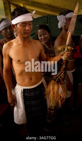 2 marzo 2012 - Aizawl, Mizoram, India - Mizoram, uno stato nel nord-est dell'India, ospita diverse tribù ciascuna con un'identità culturale unica. Questo ritratto mostra la bellezza dei costumi tribali tradizionali. (Immagine di credito: © Jaina Mishra/ZUMAPRESS.com) Foto Stock