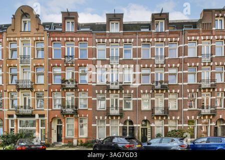 Una scena pittoresca che mostra una fila di edifici storici in mattoni caratterizzati da un mix di stili architettonici e dettagli intricati in un ambiente urbano. Foto Stock