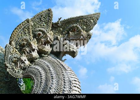 Testa di statua del Serpente o della Naga con sfondo blu del cielo Foto Stock