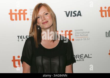 7 settembre 2012 - Toronto, Ontario, Canada - attrice canadese, regista e regista Sarah Polley al Bloor Cinema per il suo avvincente documentario "Stories We Tell" durante il Toronto International Film Festival 2012. Il film è un profondo lavoro personale di Polley che esplora come raccontiamo storie e segreti di famiglia scoperti dopo la morte di sua madre quando aveva 11 anni. (Immagine di credito: © Christopher Drost/SHIFT digital/ZUMAPRESS.com) Foto Stock