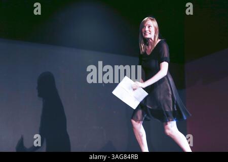 7 settembre 2012 - Toronto, Ontario, Canada - attrice canadese, regista e regista Sarah Polley al Bloor Cinema sale sul palco prima della proiezione del suo avvincente documentario "Stories We Tell" durante il Toronto International Film Festival 2012. Il film è un profondo lavoro personale di Polley che esplora come raccontiamo storie e segreti di famiglia scoperti dopo la morte di sua madre quando aveva 11 anni. (Immagine di credito: © Christopher Drost/SHIFT digital/ZUMAPRESS.com) Foto Stock
