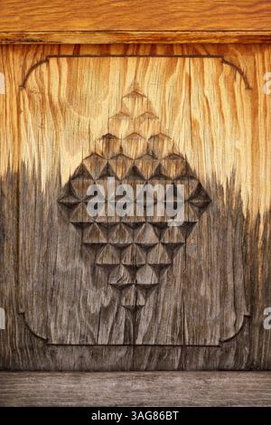 Vecchia tapparella in legno marrone con intaglio a forma di diamante, intemprata nella parte inferiore Foto Stock