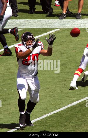 9 settembre 2012 - Kansas City, Missouri, Stati Uniti d'America - il tight end degli Atlanta Falcons Tony Gonzalez (88) riceve un passaggio durante il primo tempo. I Falcons guidarono i Chiefs 20-17 nella partita all'Arrowhead Stadium. (Immagine di credito: © Jacob Paulsen/ZUMAPRESS.com) Foto Stock