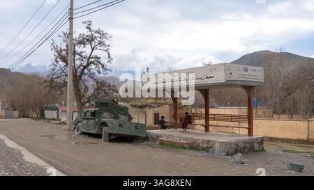 i trasporti pubblici si fermano e un veicolo militare si è schiantato Foto Stock
